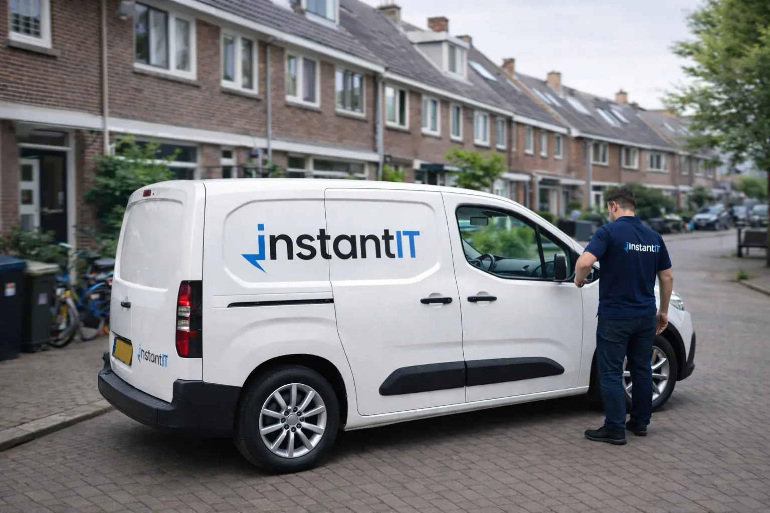 InstantIT busje in een rustige Nederlandse straat